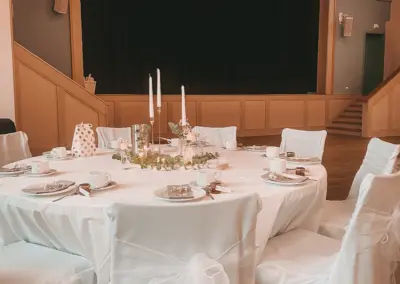 September-Hochzeit in der ASH | Unsere runde Tischwäsche und die Stuhlhussen schaffen festliches Ambiente